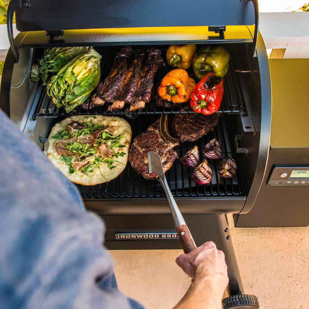 Traeger Ironwood 650 D2 Wood Pellet Grill Smoker BBQ - Free Bag of Pellets Included