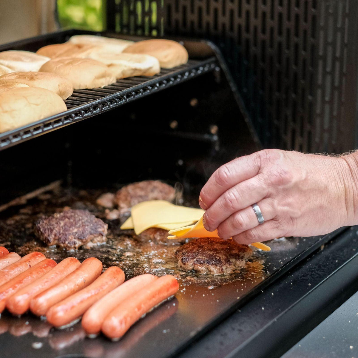 Masterbuilt Gravity Series™ 800 Digital Charcoal Griddle + Grill